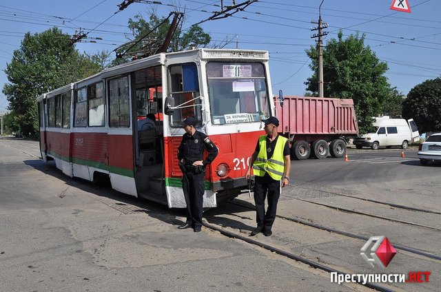В Николаеве «фура» въехала в трамвай – две женщины госпитализированы