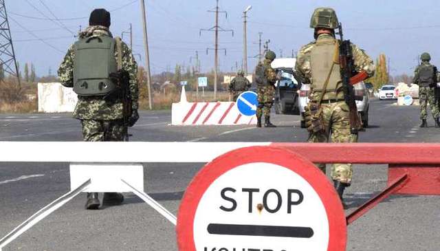 У Станицы Луганской начали взрываться мины, КПВВ перекрыли