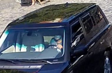 На Андреевском замминистра на скорости снес болларды