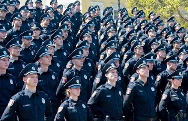 Полиция в цифрах: сколько получают патрульные, и что чаще всего нарушают украинцы