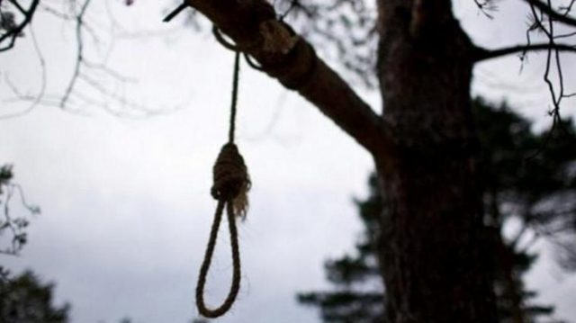 Вагітна вчителька повісилась у власному дворі