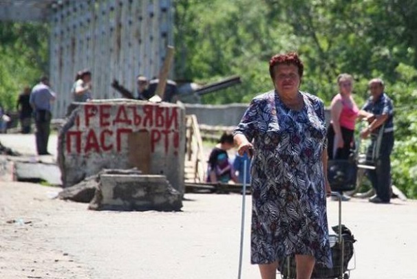 Жительница оккупированного Донецка придумала оригинальный способ постоянно напоминать соседям, что Донбасс — это Украина