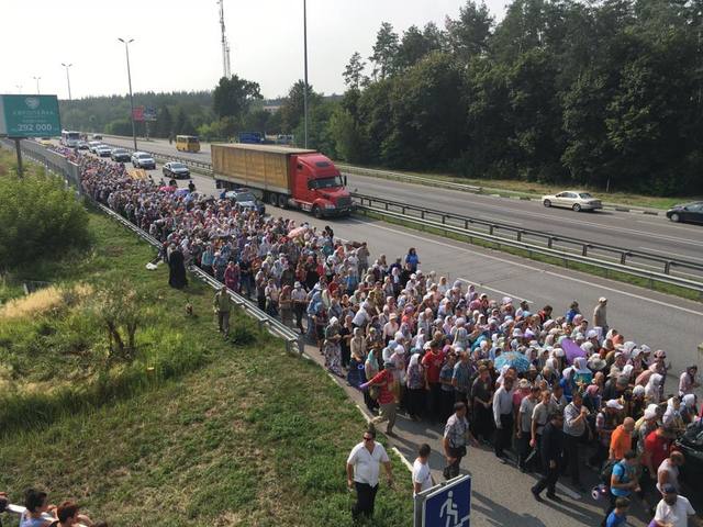 Появились фото разблокированного крестного хода на Киев