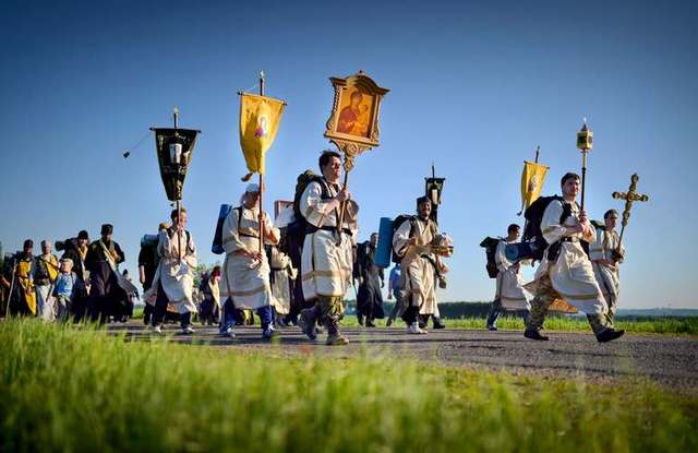 Сети взорвал неожиданный ответ участника крестного хода на Киев: опубликовано видео