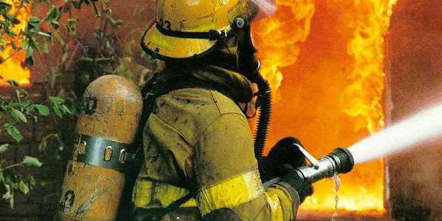 В Киеве в многоэтажке вспыхнул пожар, есть жертвы (ВИДЕО)