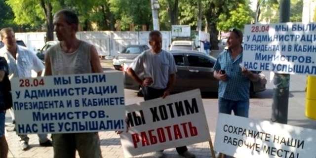 В Одессе активисты перекрыли проспект грузовиками