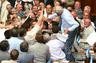 Парламентские популисты массово меняют грязное политическое белье