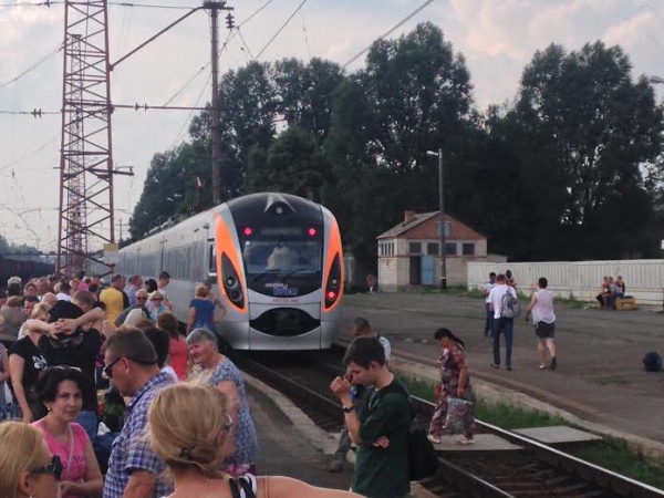 Потяг "Київ-Війна": В этом поезде я разучился ненавидеть беженцев - волонтер