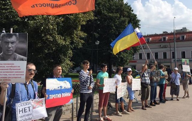 В центре Москвы напали на протестующих против войны в Украине