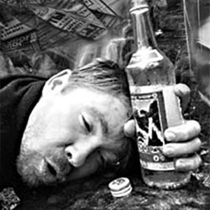 В Харькове парень за шкирку вытащил пьяницу с детской площадки