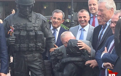 Фюреропоклонники из Парижа и железная девочка Крыма