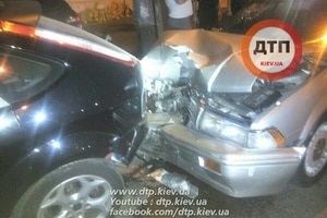 В Киеве пьяный водитель разбил шесть авто на парковке