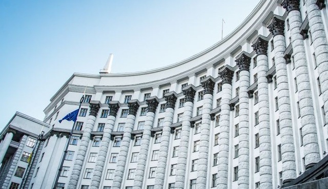 Кабмин установил зарплаты Порошенко, Гройсману и всем министрам