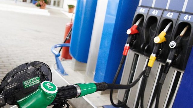 В УКРАИНЕ ПОДЕШЕВЕЛ БЕНЗИН