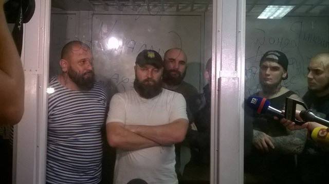 Бійці “Торнадо” забарикадувалися у клітці, сутички під судом тривають