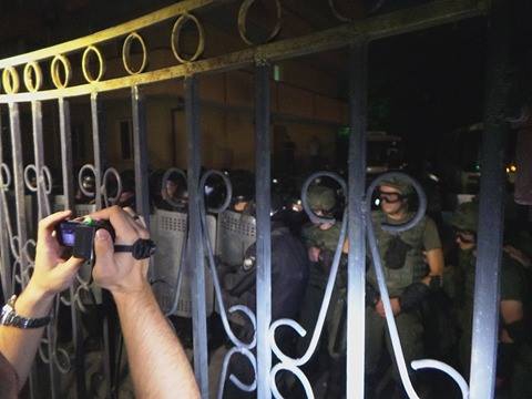 Полиция заявляет о 27 пострадавших под Оболонским судом правоохранителях