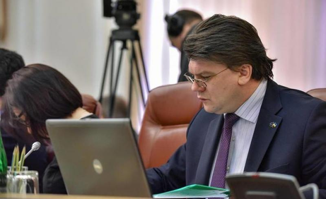 СМИ рассказали, как с каждым месяцем растет зарплата Министра спорта