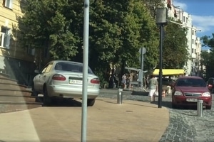 В Киеве автохам проехался по ступенькам Андреевской церкви: видеофакт