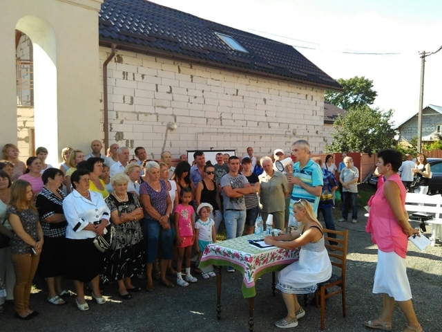 Жителі села під Львовом зупинили аферу нардепів Дубневичів