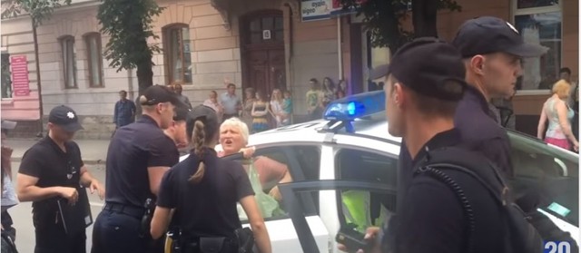 У Тернополі поліцейські скрутили бабусю, що торгувала петрушкою