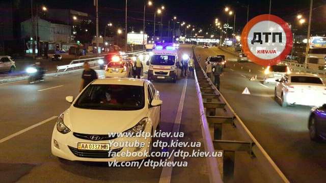 Попал под машину и автобус: в Киеве в жутком ДТП погиб пешеход