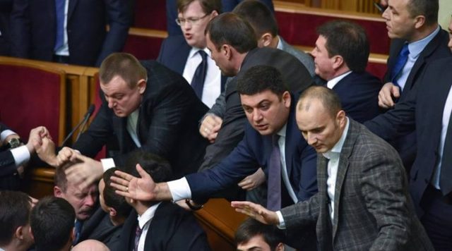 Порошенко просят назначить депутатам зарплату в 1330 гривен