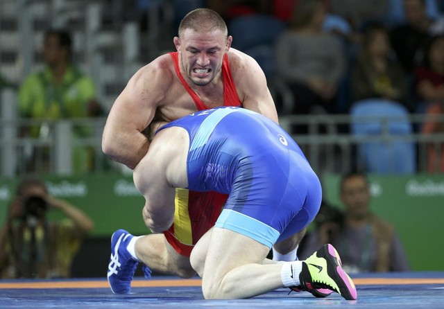 Український борець Андрійцев несподівано переміг титулованого росіянина Болтукаєва