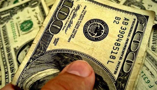 Украинские заробитчане стали больше переводить денег в Украину