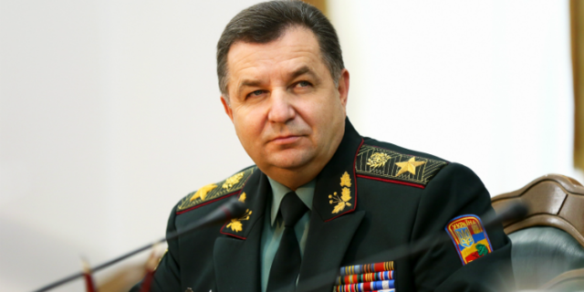 Волонтер рассказал, как министр обороны Украины учился ездить на танке (ФОТО)