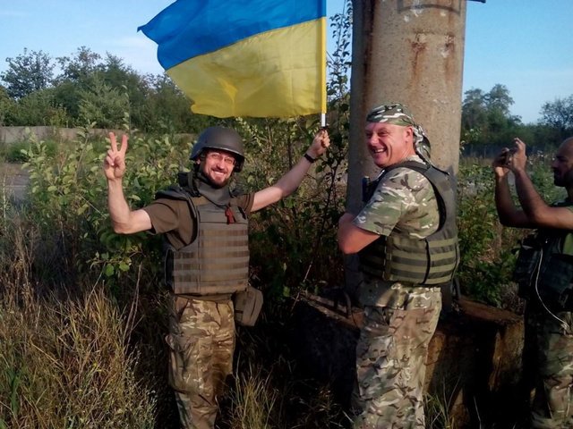 НА ГРАНИЦЕ С ДОНЕЦКОМ ПОДНЯЛИ УКРАИНСКИЙ ФЛАГ