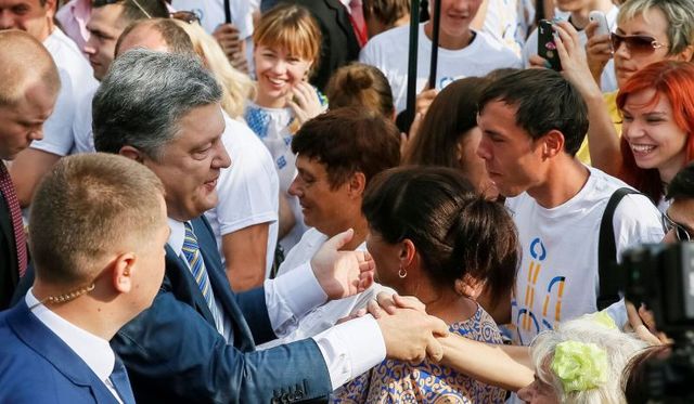 Щоби побачити Порошенка, потрібно було пройти 10 металодетекторів - спецкор