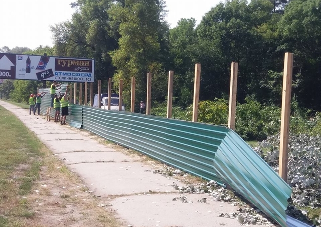 "Київзеленбуд" захищає автозаправки, а не дерева?