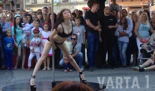 Львів відзначив День Незалежності відвертим стриптизом