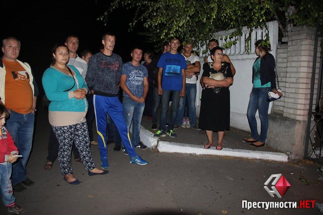 Под отделением полиции в Кривом Озере неспокойно – люди подожгли шины