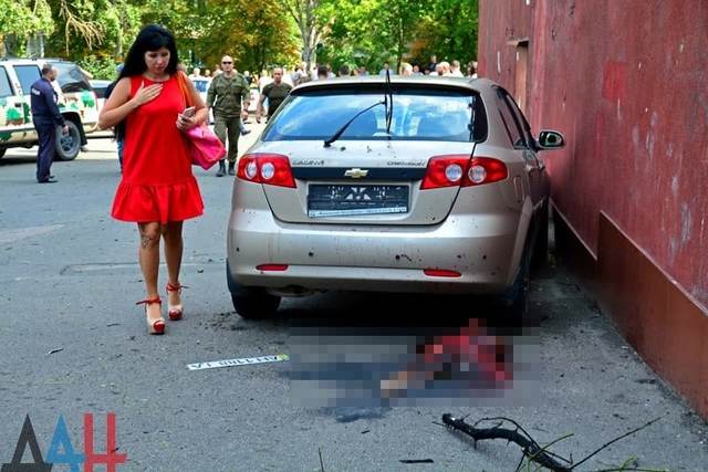 В Донецке мощный взрыв возле дома Моторолы разорвал человека