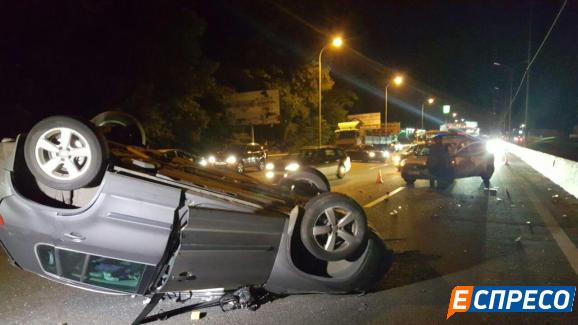 Біля Києва сталася масштабна ДТП, троє потерпілих