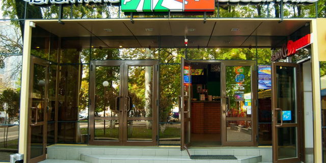 Известная украинская пиццерия работает в Крыму под флагом оккупанта