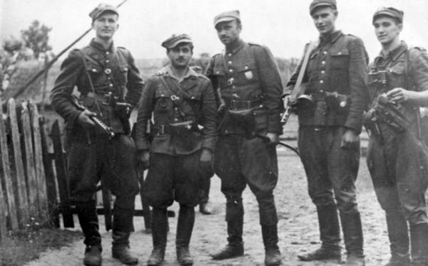 Польша чествует своих воинов за то же, за что воинов УПА называет «преступниками»