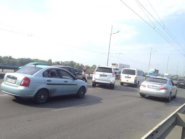 В Киеве Троещина парализована пробками: местные жители идут пешком