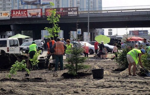Суд разрешил скандальному застройщику уничтожить сквер на Осокорках ради ТРЦ