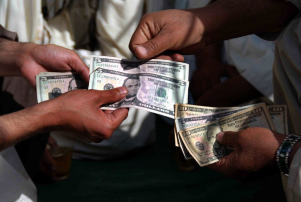 За полдня курс доллара на черном рынке вырос еще на 20 коп