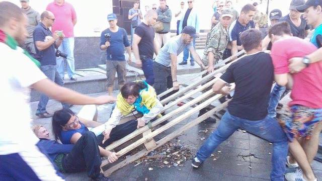 В центре Одессы кровавая потасовка: “титушка”-россиянин ранил воина АТО