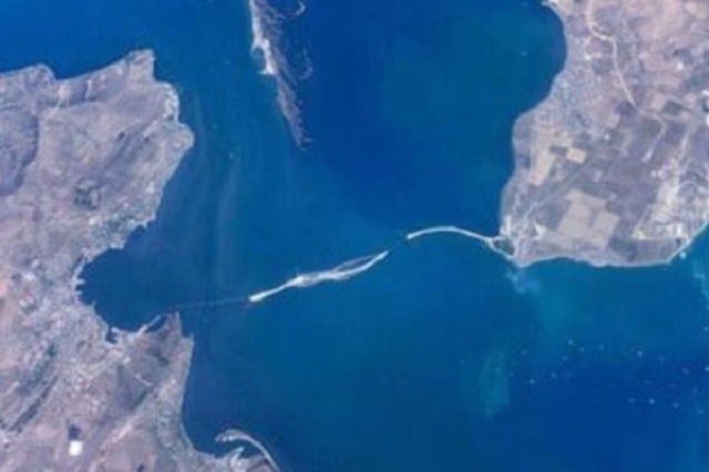 Где мост? Оккупантскую “стройку века” показали из космоса