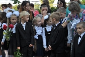 Устроили "разбор полетов": в "ДНР" на школьной линейке включили гимн Украины