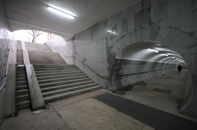 В Киеве водитель заехал в подземный переход