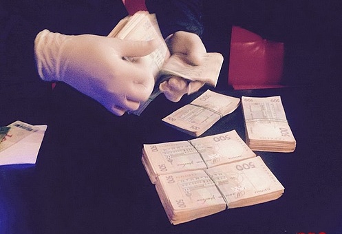 В Черкассах замдиректора лицея просил взятку за установку автоматов