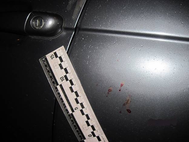 Двое неизвестных расстреляли автомобиль в Киеве