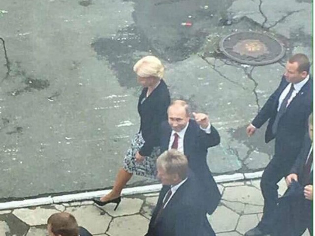 Встала з колін: У Мережі висміяли фото Путіна на розбитому асфальті Владивостоку