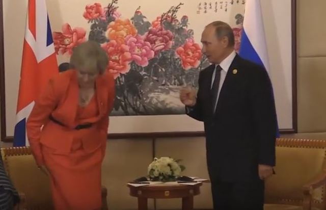 Премьер Великобритании «забыла» пожать руку Путину в Китае