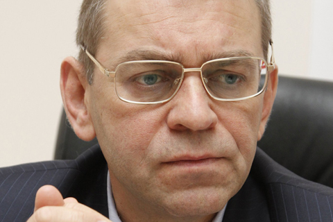 Пашинский владеет имением с выходом к реке и собственной частной церковью